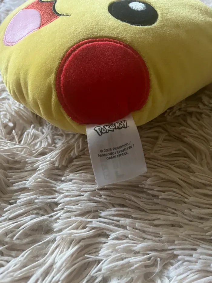 Peluche Nintendo Pikachu 20 cm sur 19 cm - photo numéro 3