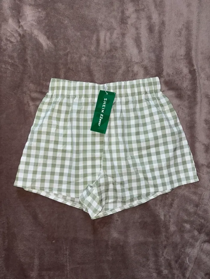 Short à carreaux SHEIN taille XS neuf avec étiquette.  Carreaux vert et blanc.