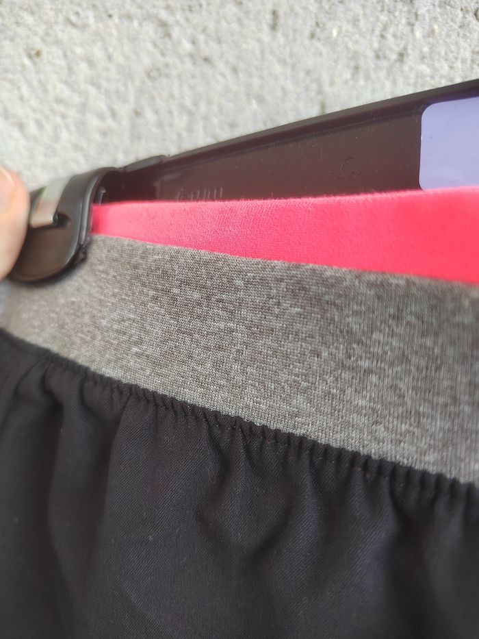 Short de sport domyos - Taille 14/16 ans – Très bon état – Noir et rose fluo - photo numéro 4
