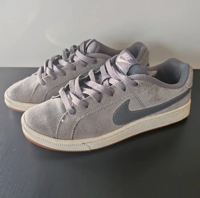 Baskets Nike Court Royale Suede – Gris clair & semelle gomme – Taille 37,5 (Femme)
