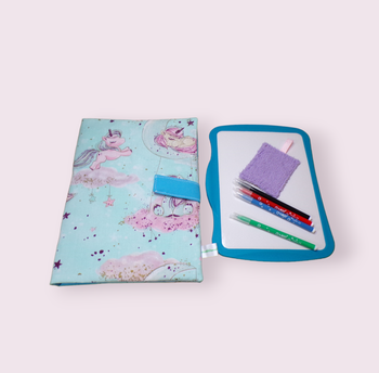 pochette range ardoise et crayons, effaceur offert, modèle licornes fond bleu ciel