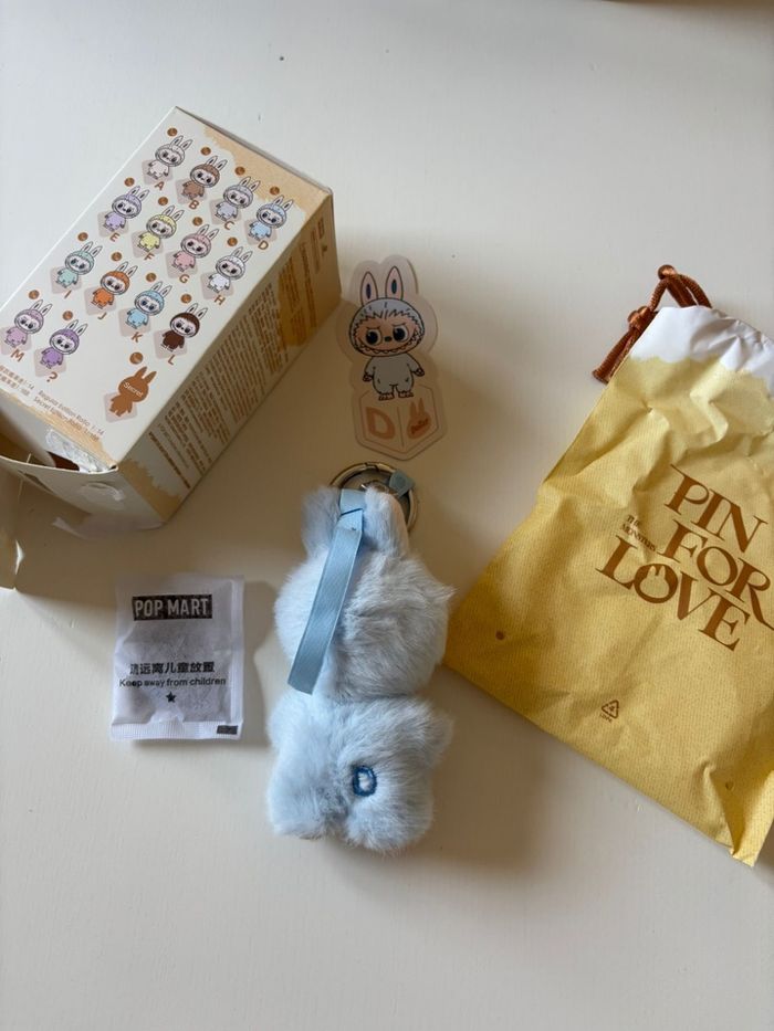 PopMart Labubu The Monsters Pin For Love « D » - photo numéro 2