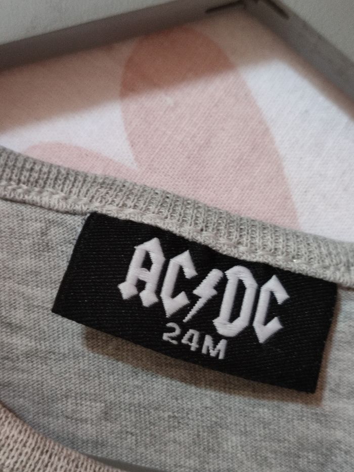 Tee shirt manches courtes  AC/DC - 24 mois - Très bon état - photo numéro 4