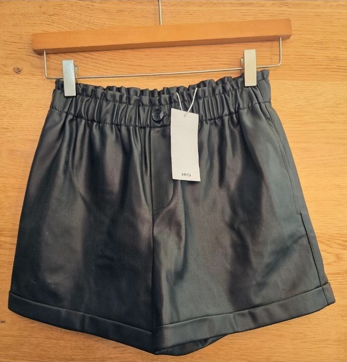 Short en simili cuir
Mango
Taille 13/14 ans
Neuf et étiqueté
