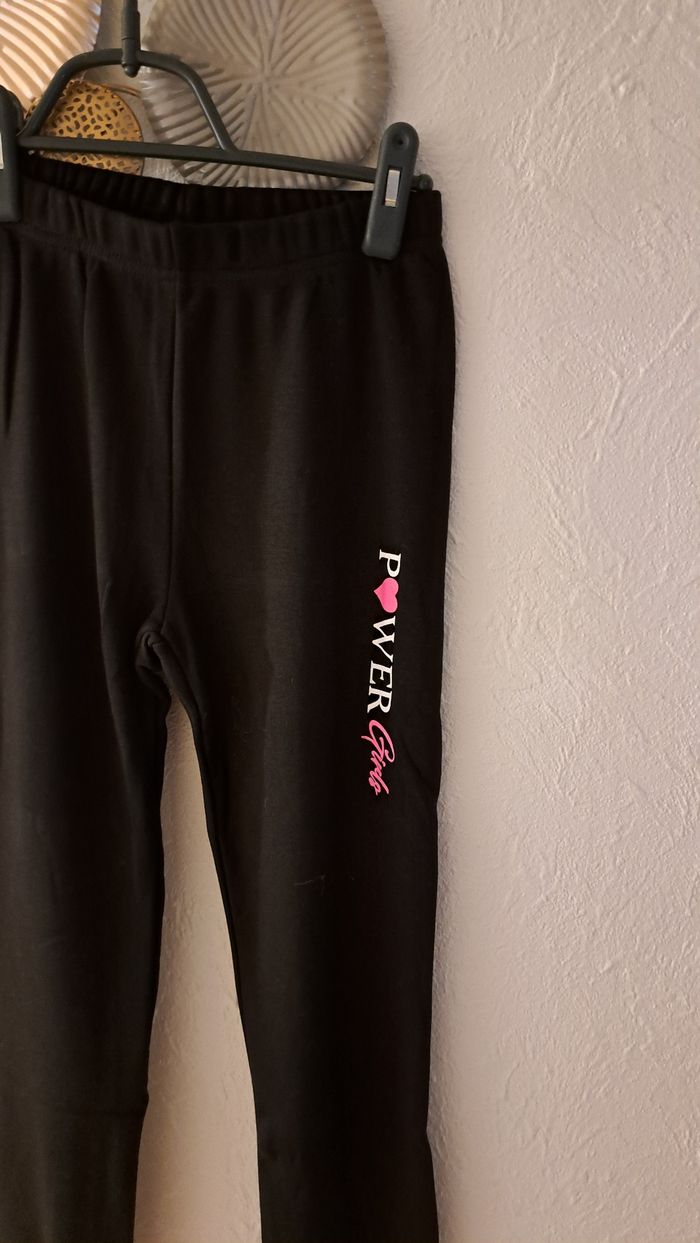 Bas de jogging Bas de jogging 
Je n accepte aucune offre 
Taille 14 ans
Jamais mis - photo numéro 3