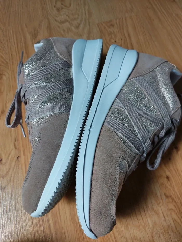 Sneakers suedine et paillettes dorée - photo numéro 6