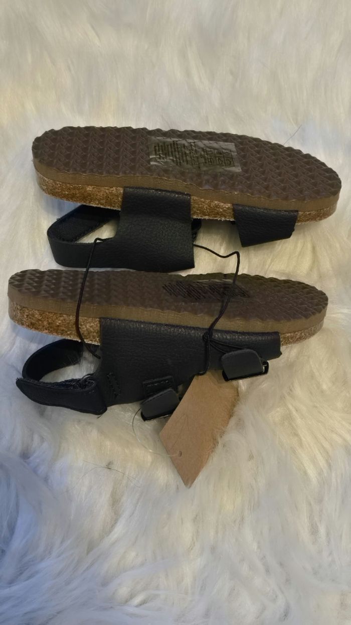 NEUVES 🏷💙🥰SUBLIMES sandales pointure 26 garçon 💙🥺 - photo numéro 4