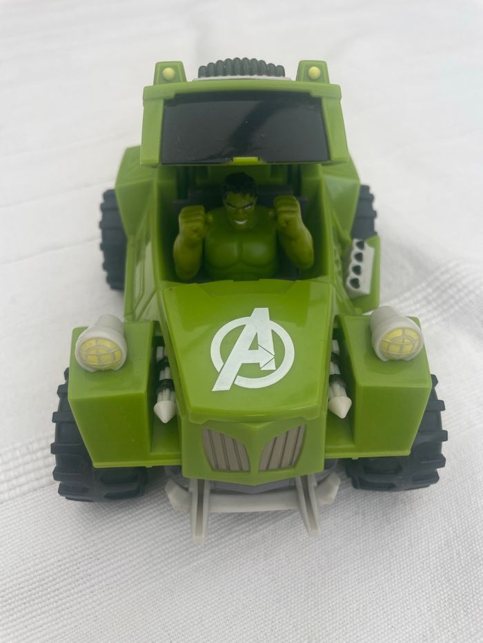 Voiture Marvel Hulk avengers (fonctionne avec 2 piles)