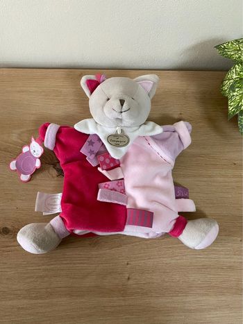 Doudou marionnette chat rose 2 tons étiquette doudou et compagnie