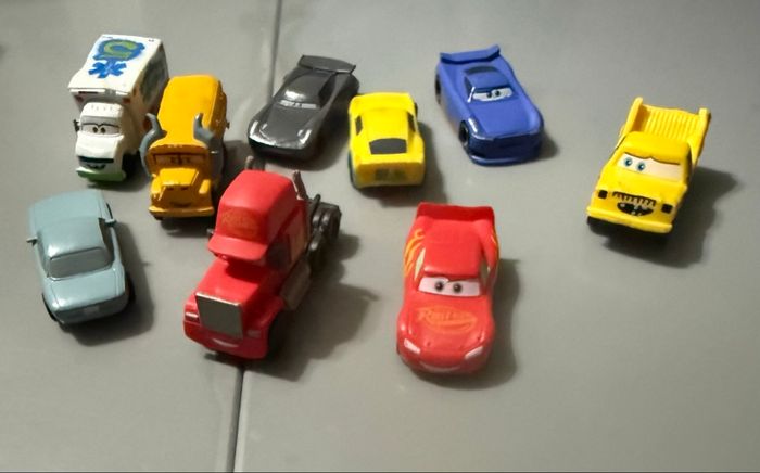 Livre illustré  Cars de Disney « Comptines et figurines » avec figurines - photo numéro 10