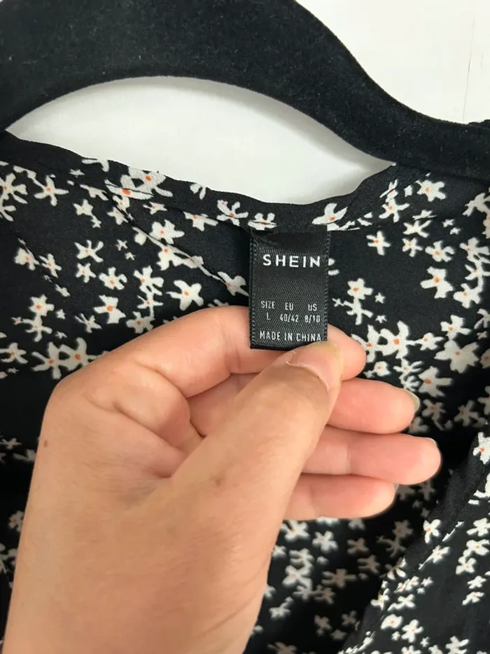 Jolie haut noir a fleurs femme taille L shein - photo numéro 4