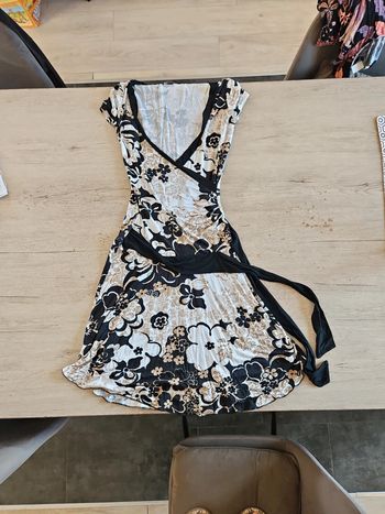 Robe courte à manches courtes noire, blanche et beige, Dixit, M