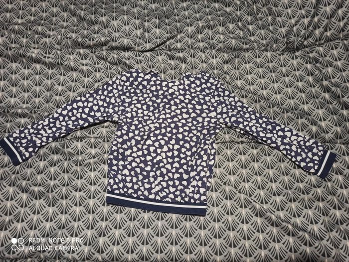 Haut bleu et coeurs blancs