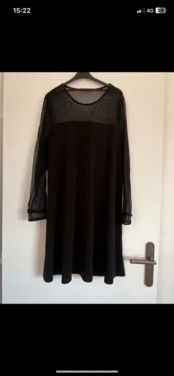 Robe fine noir.