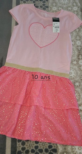 Robe neuve avec étiquette 10 ans