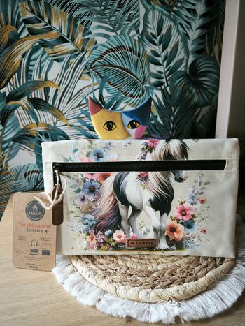 Magnifique pochette avant Cabaia 😍
Customisée motif cheval et fleurs