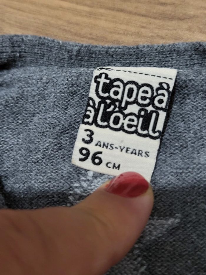 Pull tape à l'œil 3 ans ,un bouton est cassé voir photo - photo numéro 4