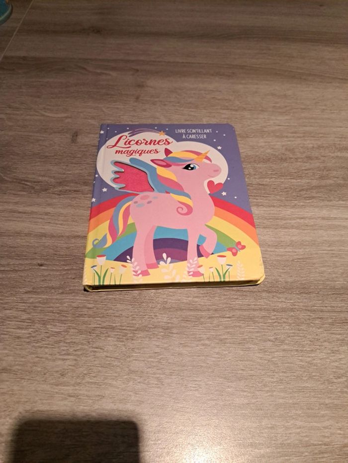 Licornes magiques Livre scintillant à caresser