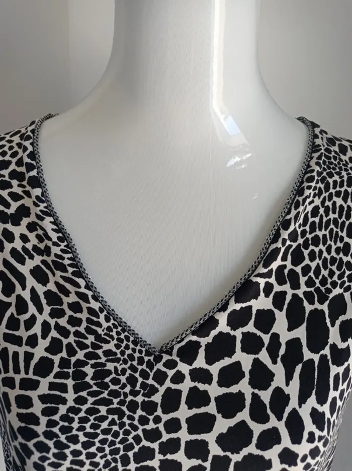 Magnifique haut débardeur beige blanc cassé et dentelle noire motif fantaisie T.40 Camille de Paris - photo numéro 3