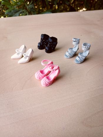 Lot de 4 paires de chaussures à talons & escarpins pour poupée Barbie