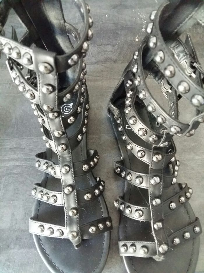 2 PAIRES DE SANDALES CLOUTEES - TAILLE 38