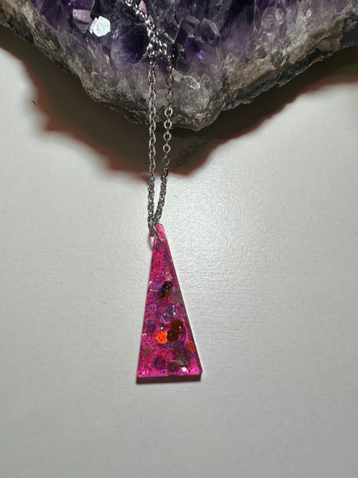 Pendentif triangle en résine et pailletés