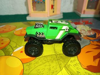 Monster truck vert Ho twheels.