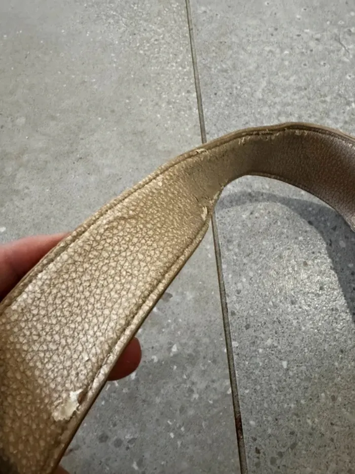 Sac porté épaule beige, bon état mais il y a des traces d'usures 38x25cm - photo numéro 2