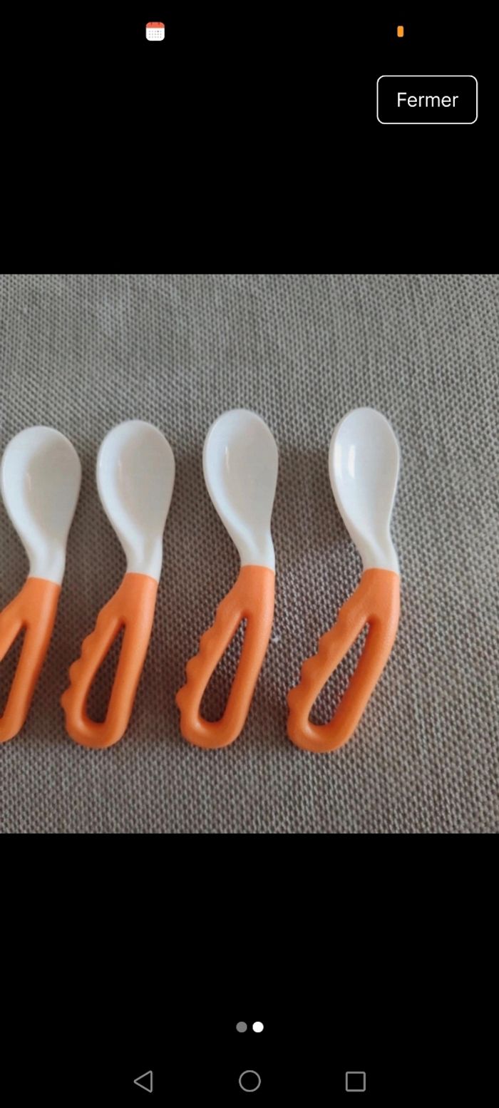 Cuillères bébé ergonomique parfaites quand bébé commence à manger seul
1 seule à servie 
En parfait etat - photo numéro 2
