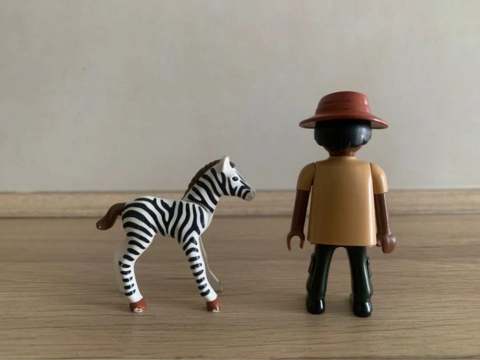 Soigneur et son bébé zèbre - photo numéro 2