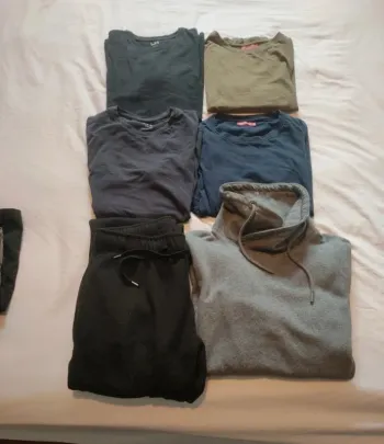 Lot vêtements S t shirt jogging sweat