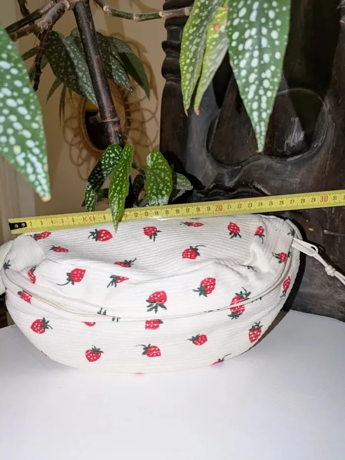 🎒 Banane en velours brodée fraises - photo numéro 4