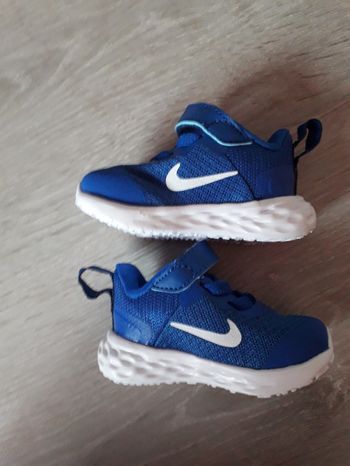 Baskets bébé Nike neuve pointure 17