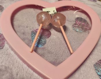 Sucettes rose clair pailletées en résine en boucles d'oreilles