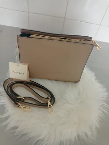 Magnifique sac beige sable bandoulière Tiffany en croûte de cuir de vachette neuf Cherry Paris