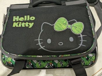 Cartable Hello Kitty noir et vert.