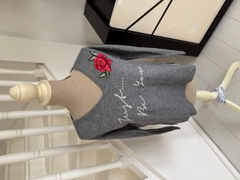 Pull Springfield gris Just Be You avec fleur brodée rouge et verte