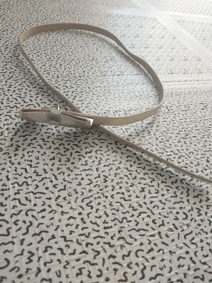 Ceinture fine argentée femme avec nœud