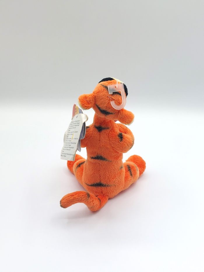 Peluche doudou tigre Tigrou avec une rose rouge DISNEY NICOTOY SIMBA 18 cm - photo numéro 3