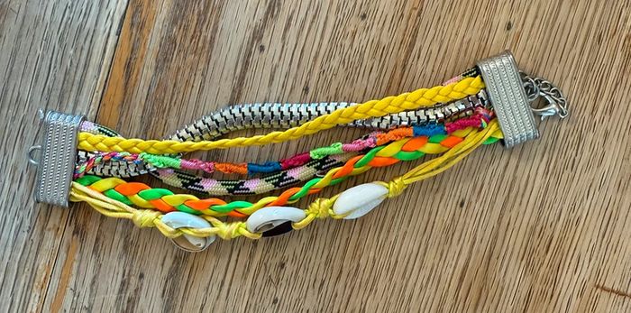 Bracelet métal avec 5 décorations multicolores