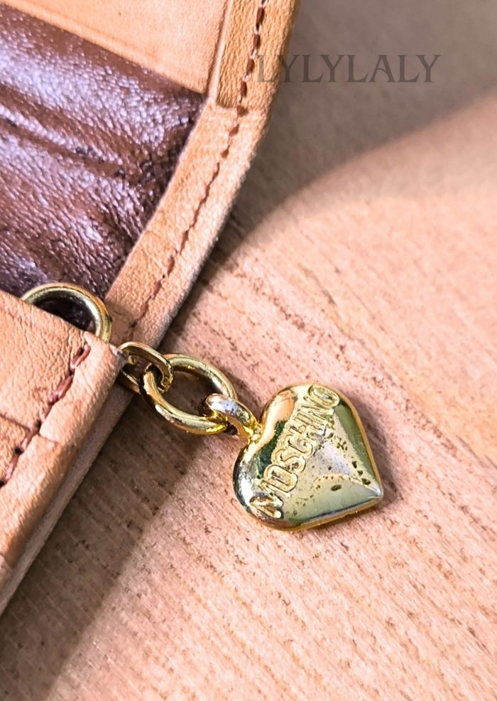 💛 Portefeuille vintage Moschino – Cuir camel embossé – Logo cœur & peace dorés - photo numéro 5