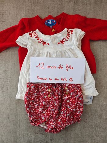 Ensemble short, t-shirt et cardigan rouge