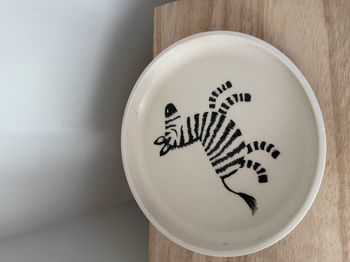 Assiette en melaminé motif zèbre avec rebord Søstrene Grene