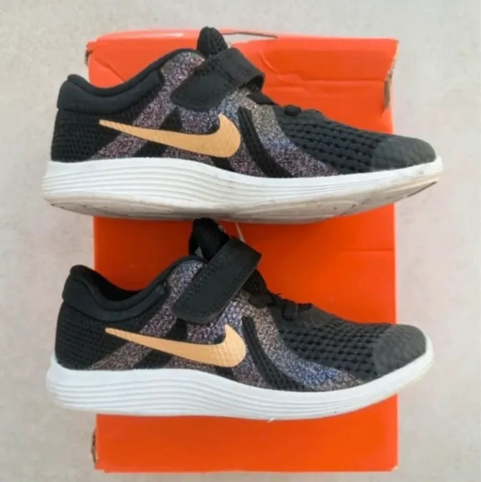 Basket Nike revolution 4 P 27 En parfait état portées une fois Noir, doré, paillettes violettes