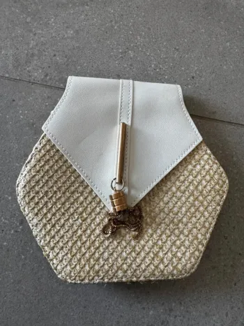 Pochette beige, très bon état mais il manque la bandoulière, 20x17cm