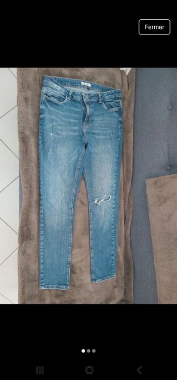 Pantalon jeans avec sorte de trou stylé