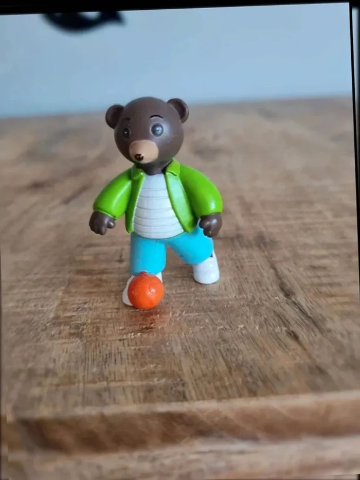 Figurine petit ours brun ballon