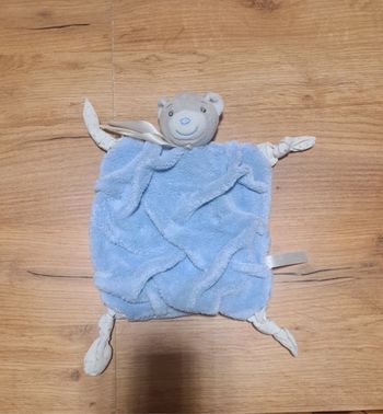 Doudou plat Ours plume bleu Kaloo 4 noeuds