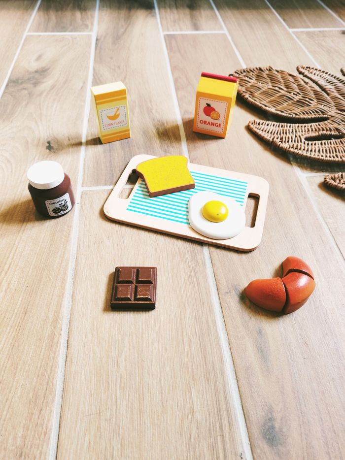 🥐Dinette petit déjeuner avec plateau et divers aliments en bois