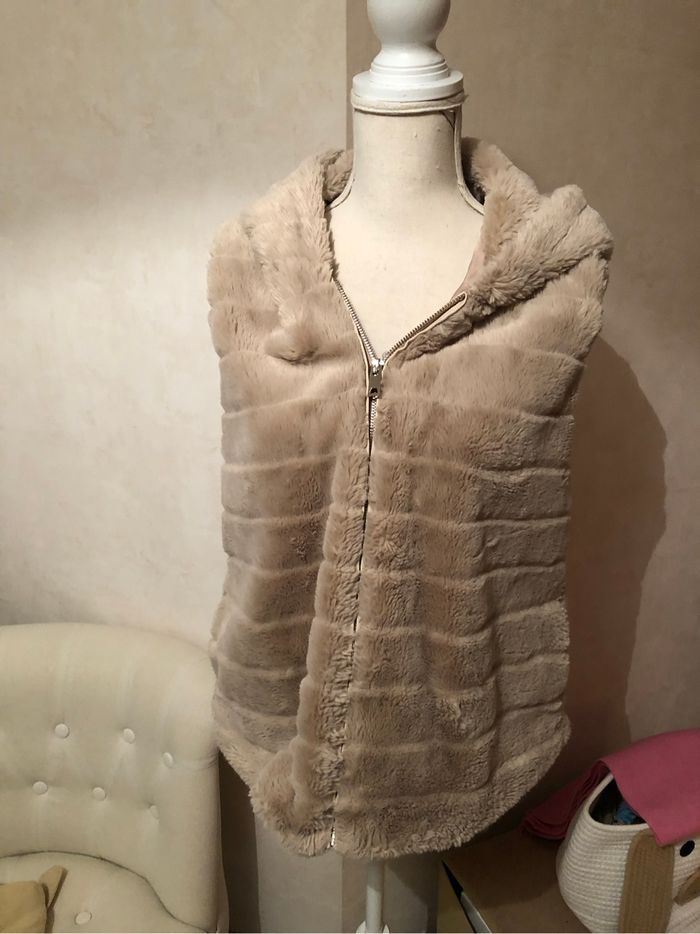 Blouson en fausse fourrure beige